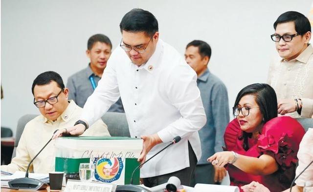 那9票去了哪儿？4月29日，莎拉弹劾获众议院司法委员会53人一致通过！这一结果没
