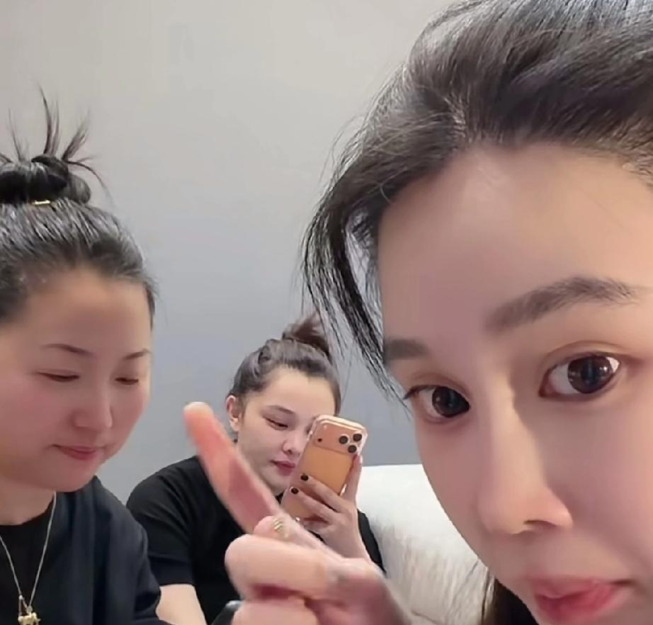 球球开劳斯莱斯回家被老赵骂，这事儿太讽刺了。别忘了“本山号”的当年！我跟你们