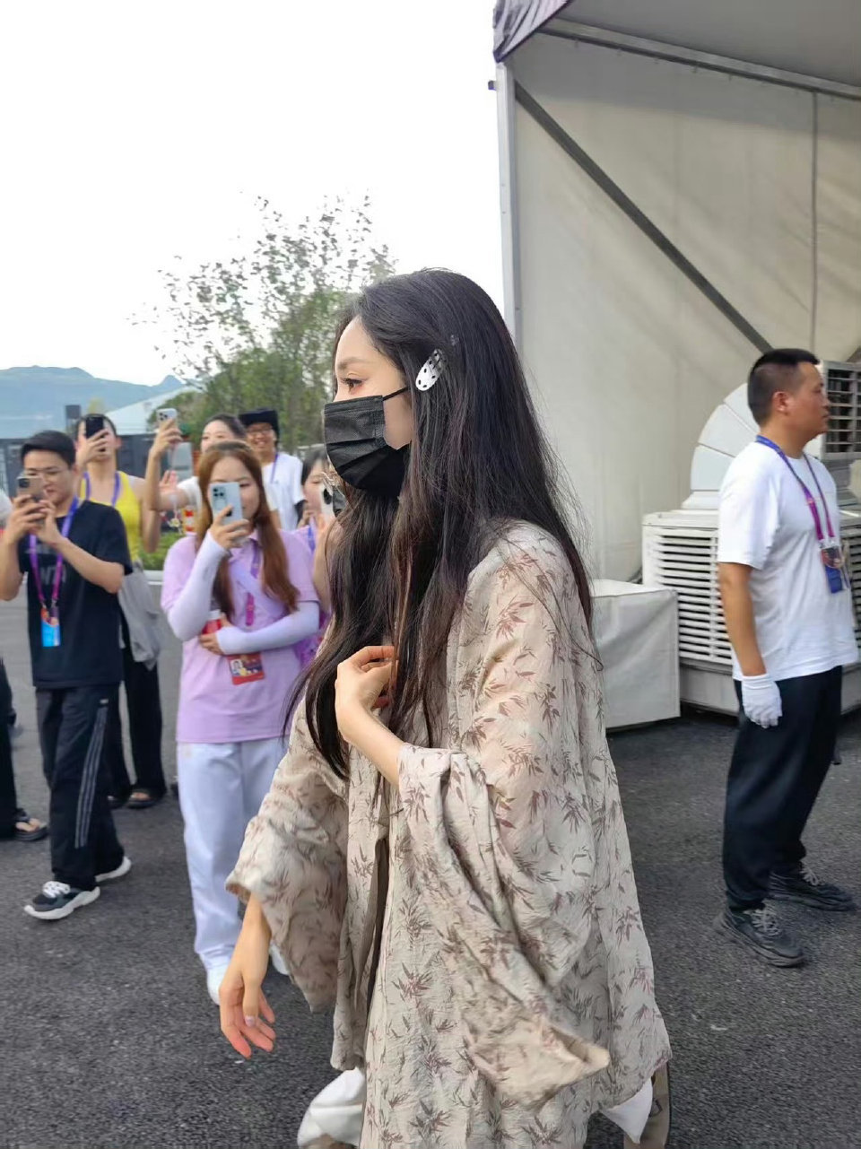 不敢想象杨幂实物得有多漂亮，羡慕你们线下见过杨幂的[哭哭]​​​