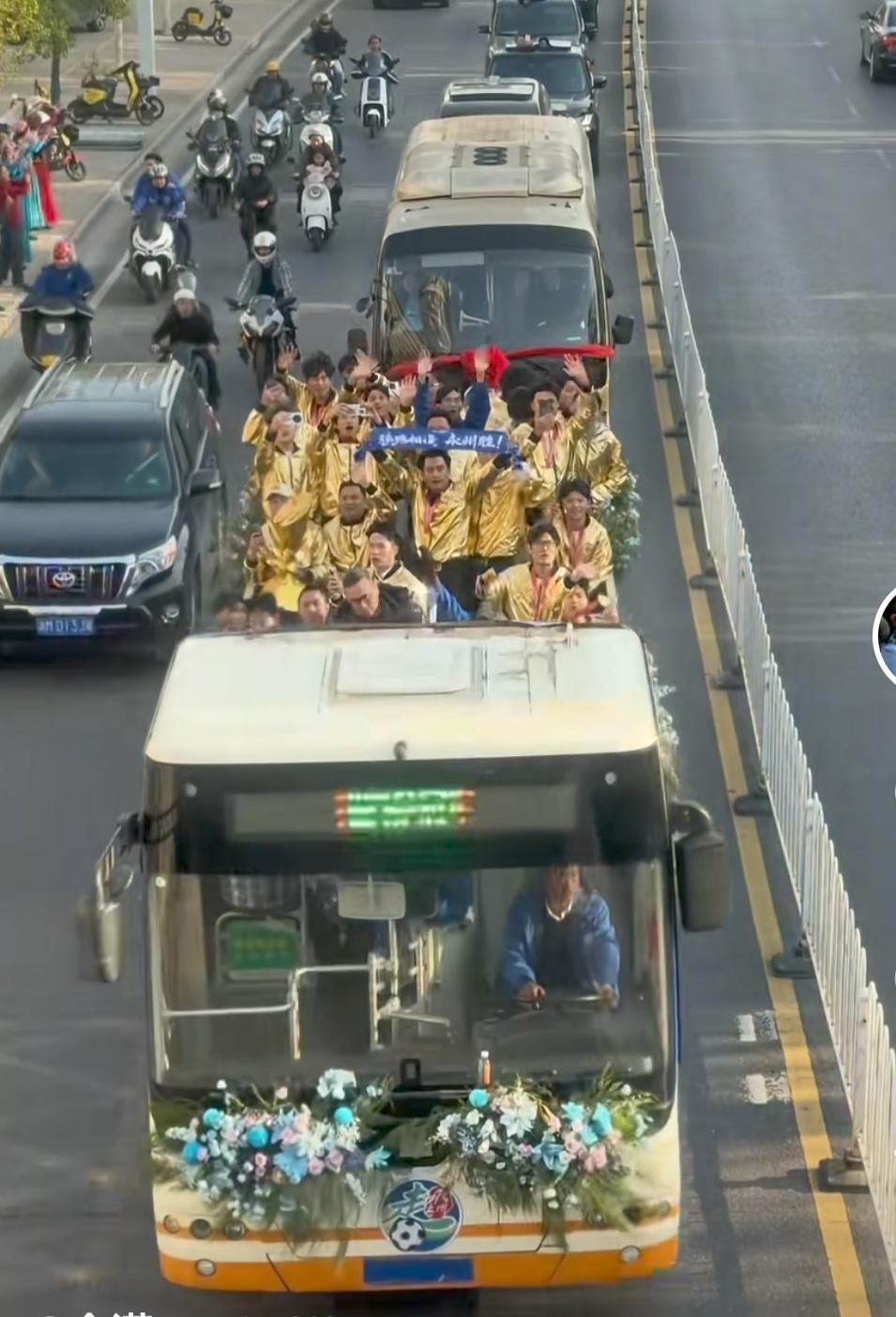 永州大巴巡游挺厉害的，这应该是国内首次真正意义的花车巡游。公交车临时把上层截