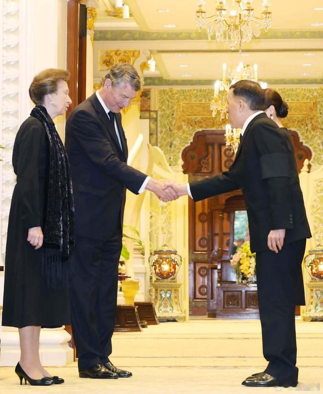 英国王室泰国王室🇬🇧🇹🇭7月16日，哇集拉隆功国王和苏提达王后在都喜王