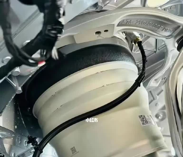 见过筷子悬架，你见过柱子悬架吗？仰望U7的云辇Z悬挂，看着就很舒服。​