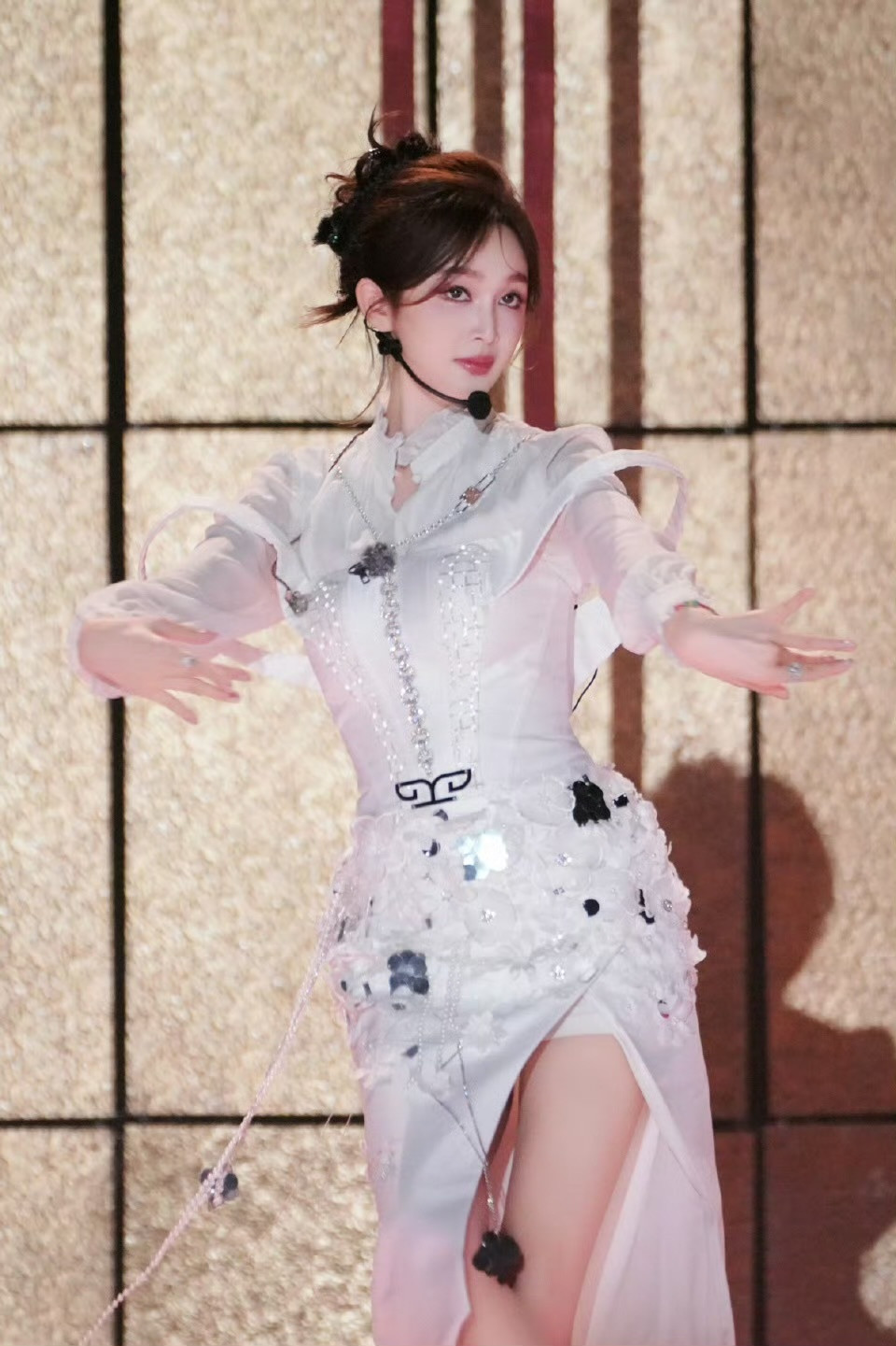 吴宣仪吴宣仪花田错官摄吴宣仪四公舞台照婀娜多姿的选宝，特别特别美！​