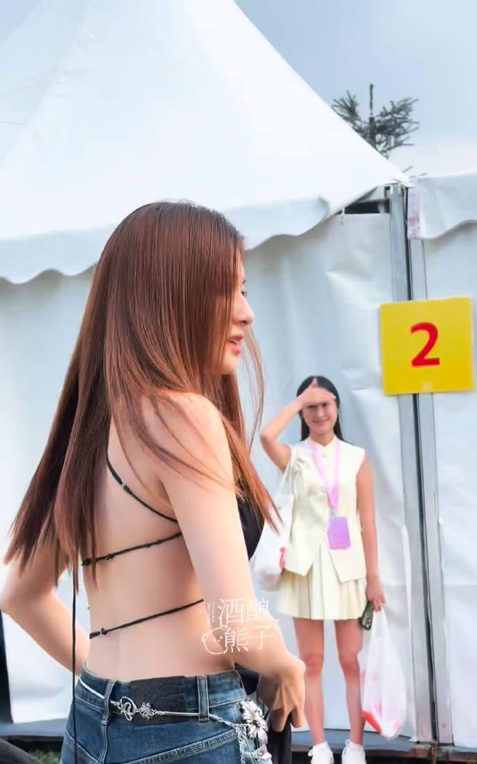 李兰迪一袭露背礼裙亮相，回头瞬间直接美到我心口！