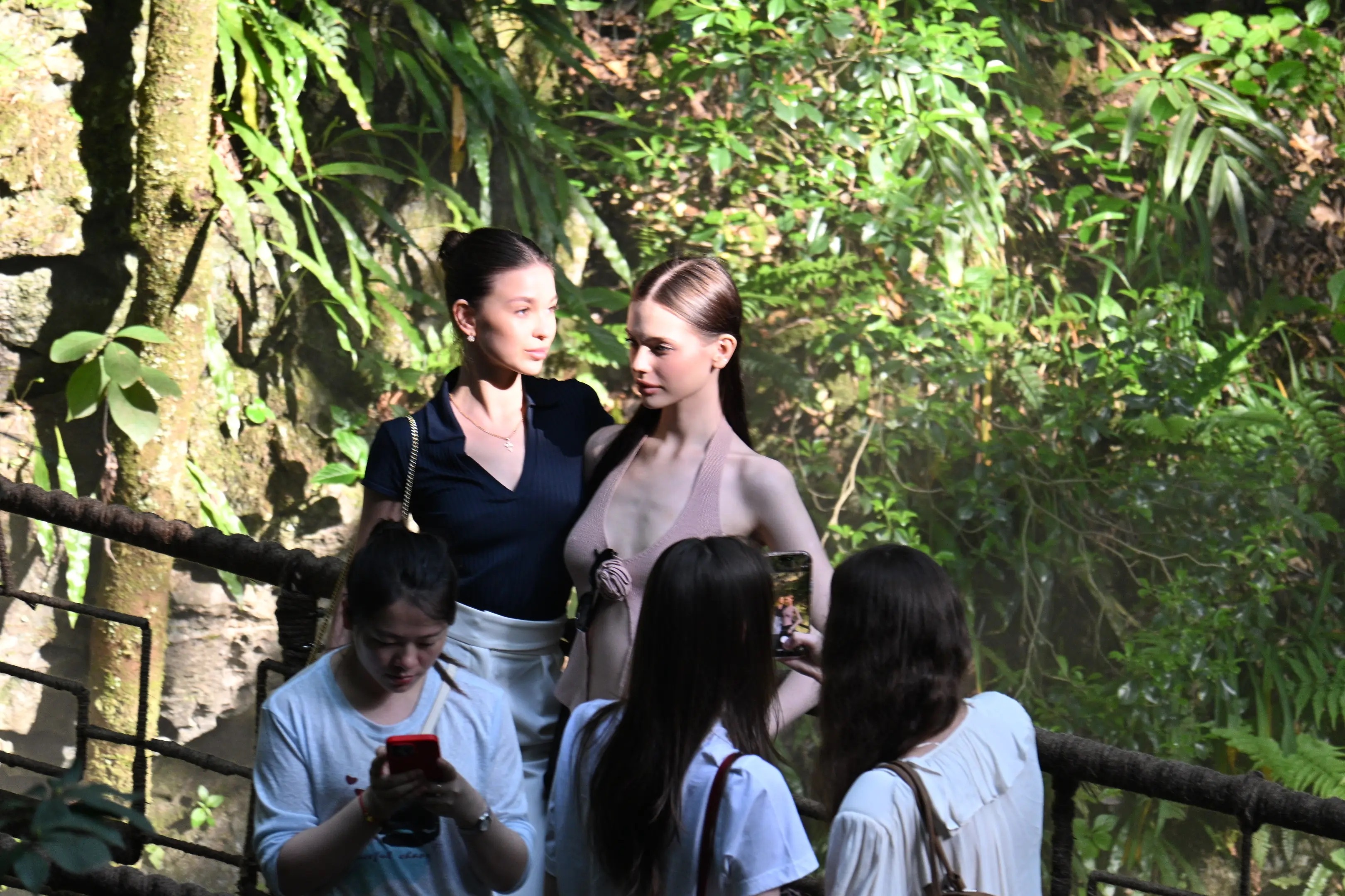 发质就像巧克力一样丝滑完全就是真人芭比娃娃…..（外国人就像精灵一样