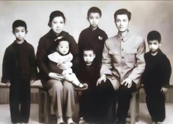 贵州一位女士去扫墓时，路过一片荒坡，发现一座长满野草的孤坟。墓碑上的字有点模糊，