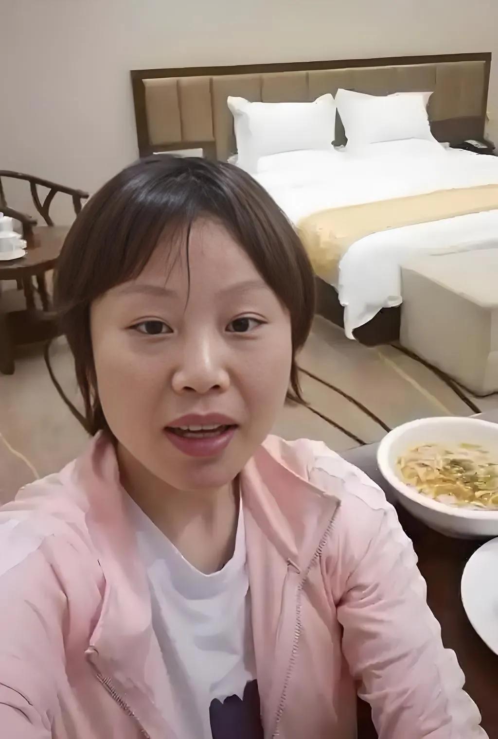 草帽姐说自己得了肝囊肿，肝上发现了几个小洞，又哭着说，别人逼着让她捐款，自己活的