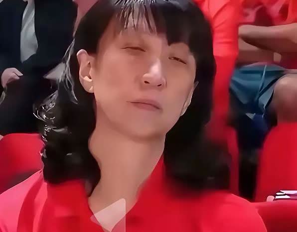 这是中国女排对阵法国的一幕，场上队员们正在大力扣杀，但形势和局面对我们越来越不利