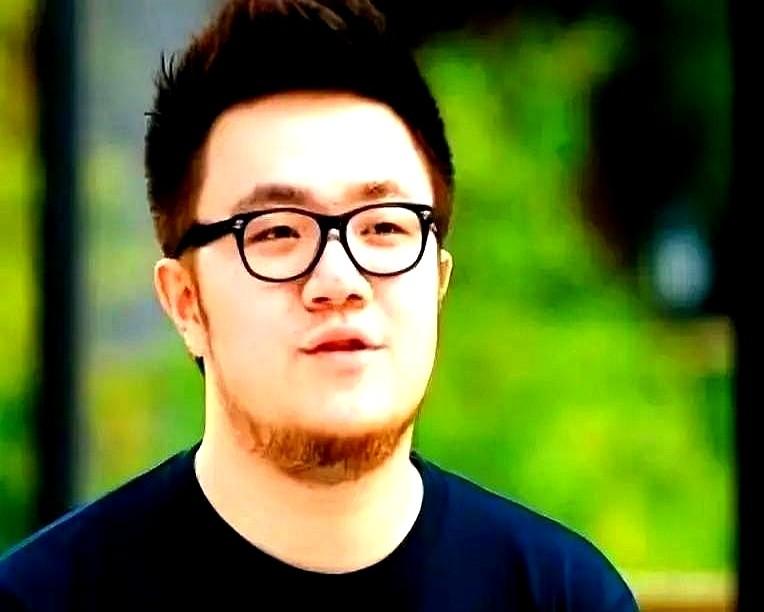 巴图桌下一个动作，直接封神！别人都等着他下场互呛，这哥们儿倒好，一个桌下握手