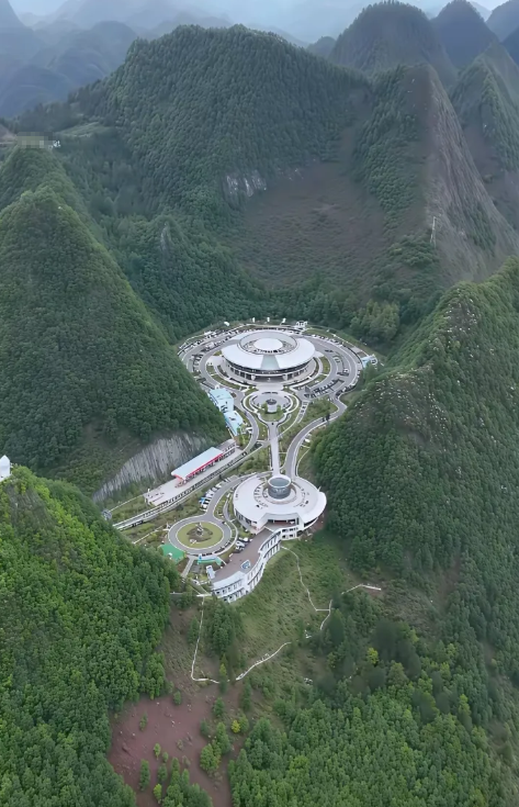 为什么要把服务区修建在狭小的山谷里，不烧钱吗？