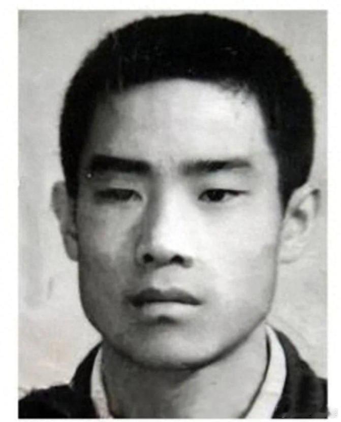 “我爷爷是朱德！你们谁敢动我！”1983年，25岁的朱国华被判死刑，他在法庭上不服，搬出了爷爷的名字