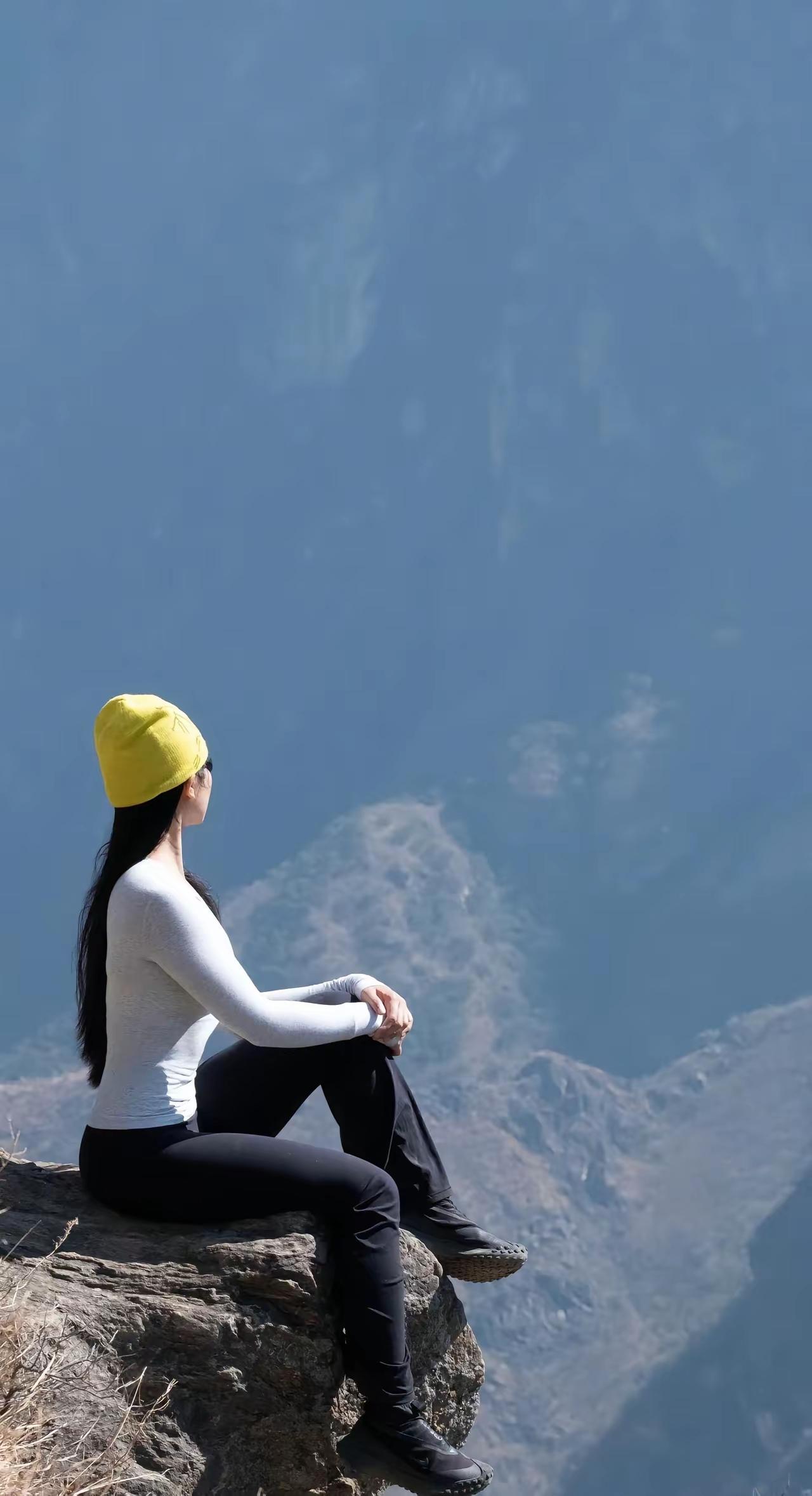 会当凌绝顶，一览众山小。东临碣石，以观沧海。水何澹澹，山岛竦峙。树木丛生，百草丰