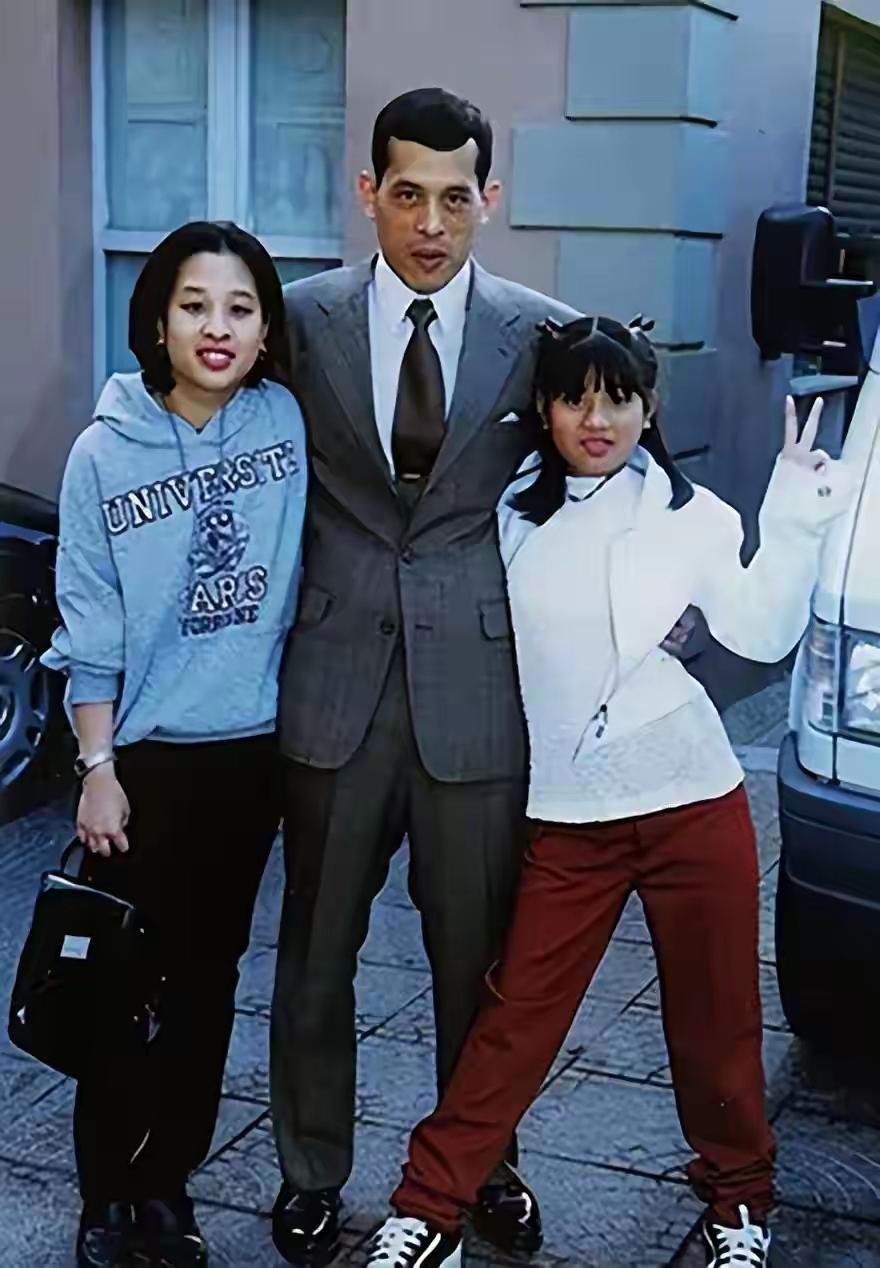 泰王年轻时陪着女儿长大，老了欣赏着王后那一脸明媚的笑容。年轻时他是快乐的父亲，年