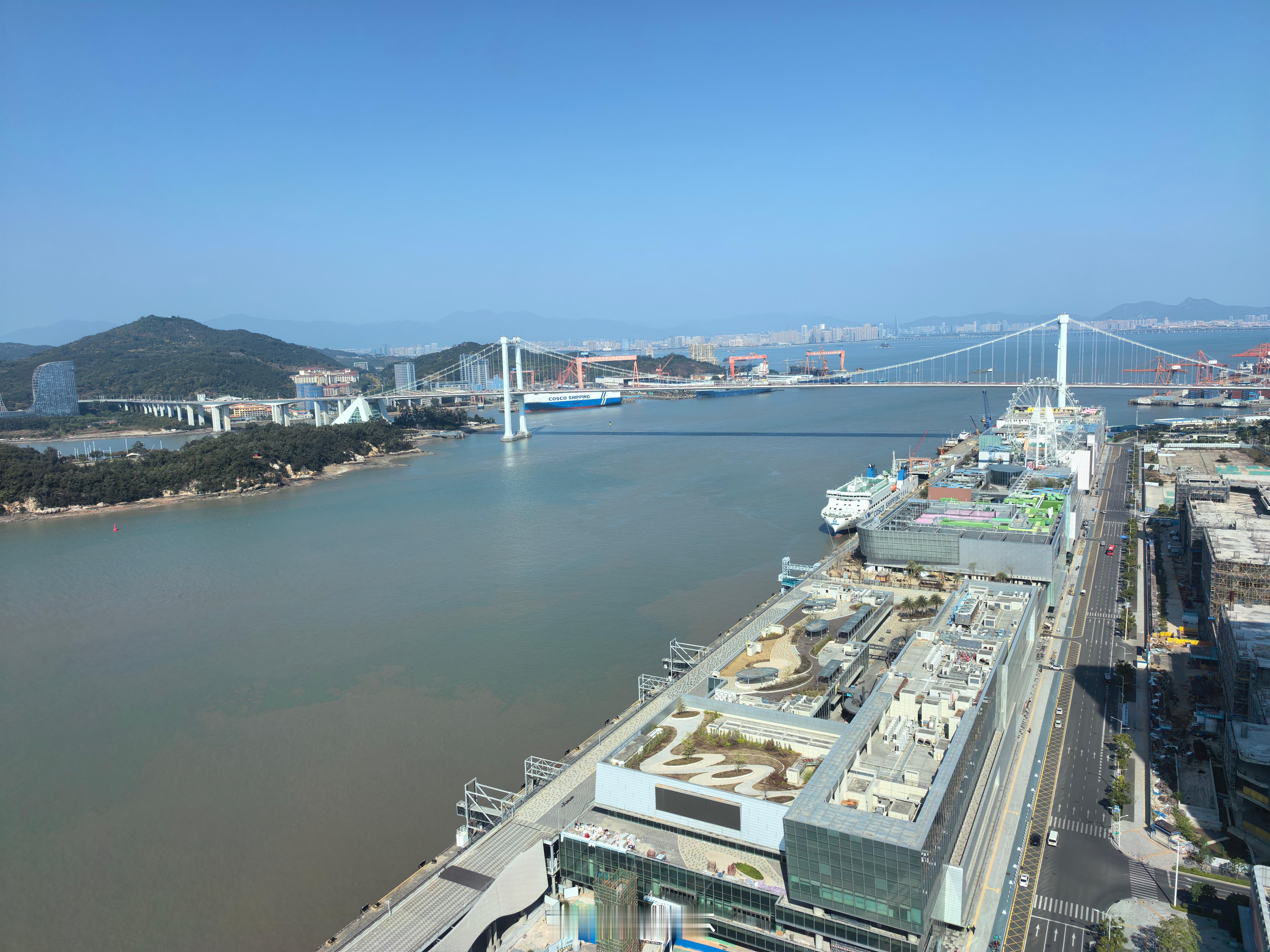 新质福建万千气象坐落于厦门港务大厦的丝路海运运营中心，是这一宏大布局的核心载体。