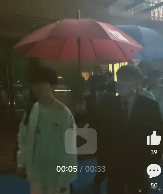 LPL哪个战队不羡慕IG有保镖帮忙撑伞啊？而blg这几个甚至忘了带伞，淋着雨上大