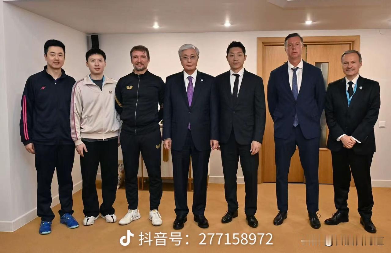 加盟哈萨克斯坦乒乓球协会，身旁许昕作为亚乒联副主席和哈萨克斯坦总统一起的照片