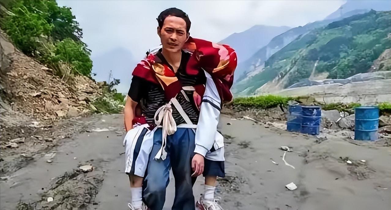 "不用看了，他已经死了。"2008年汶川地震中，一位父亲蹲在废墟下，手指顺着水泥