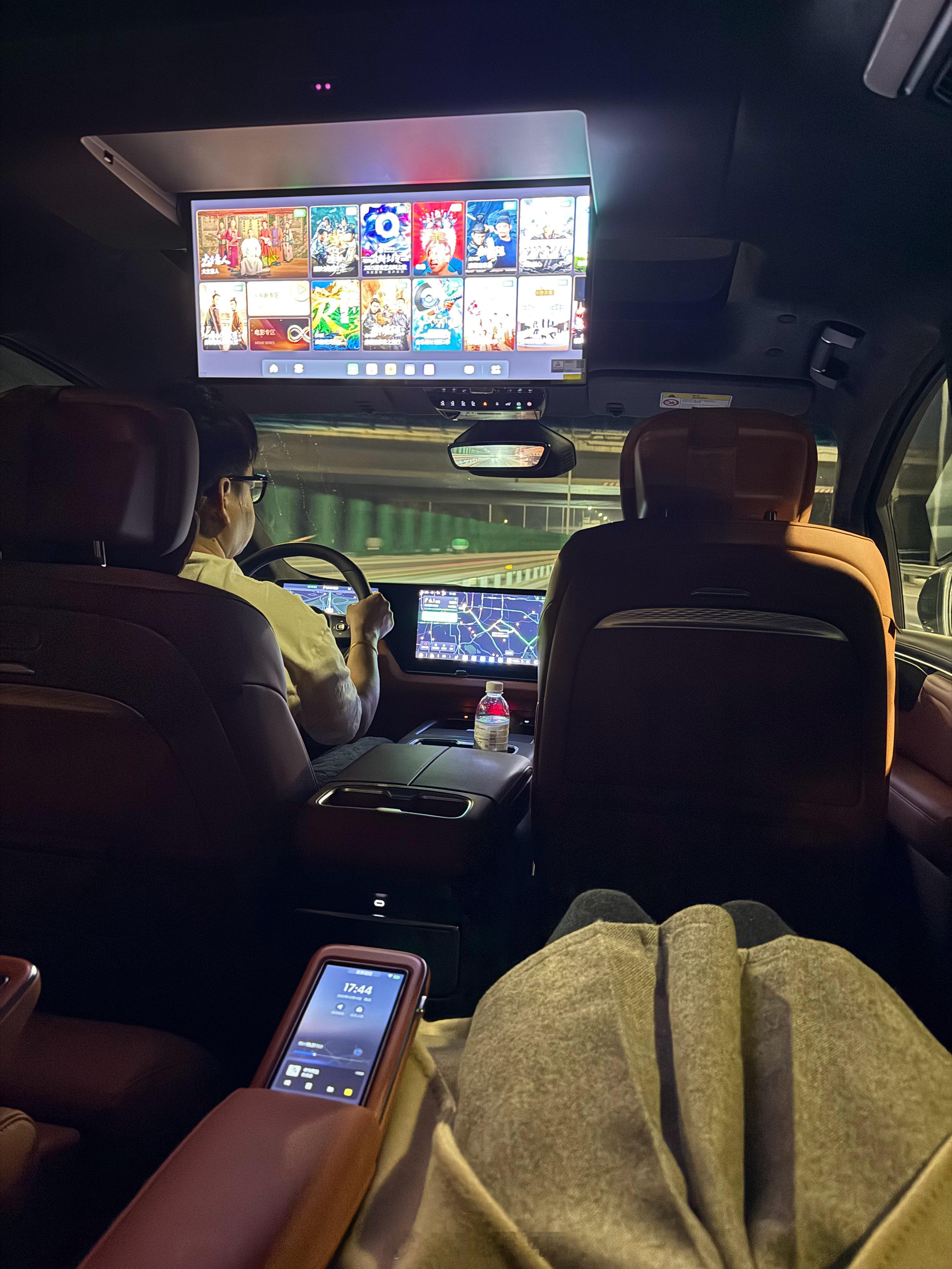 最近当老板有点儿飘了，已经到了喜欢MPV的年纪，还没到买豪华高端MPV的实力，啥