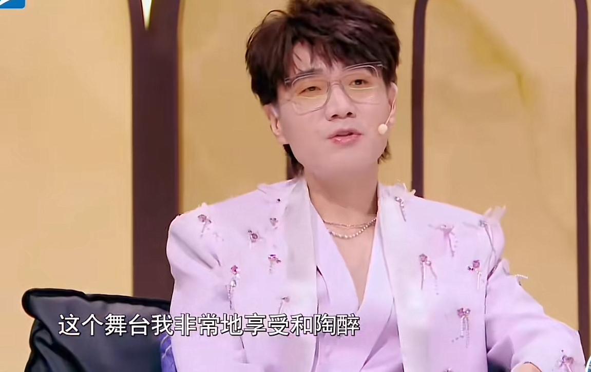 王铮亮点评陈楚生舞台，夸得那叫一个不藏着。他说：“成熟的歌手，唱了成熟的歌曲。