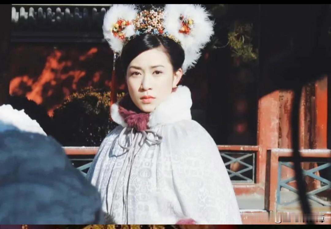 《金枝欲孽》里，尔淳总用毛茸茸的头饰，蓝色毛茸茸，白色毛茸茸，紫色毛茸茸……这大