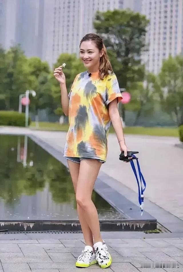 应采儿喜欢穿T恤配短裤，而这种下半身失踪式的穿搭，并不被陈小春喜欢，他也劝过多次