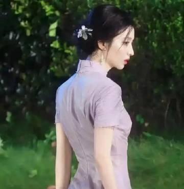 王楚然穿旗袍非常合适，身材曲线优美，凹凸有致，这才是内娱肥美身材的天花板！
