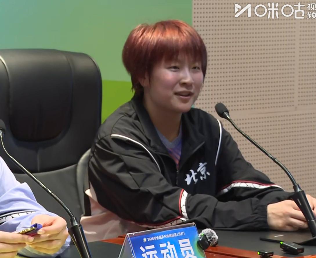 记者问覃予萱：赛前抱怨，全锦赛什么奖牌也没有，现在夺冠了，有什么想说的吗？覃