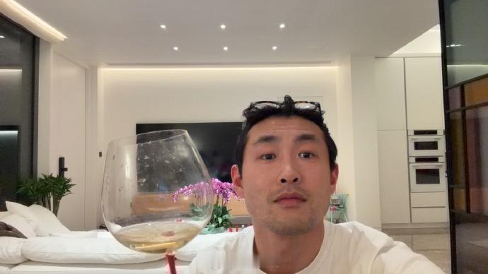 王彦霖祝贺肖战获微博king不仅要在自己微博发一遍，还要在评论区发一遍，可算让