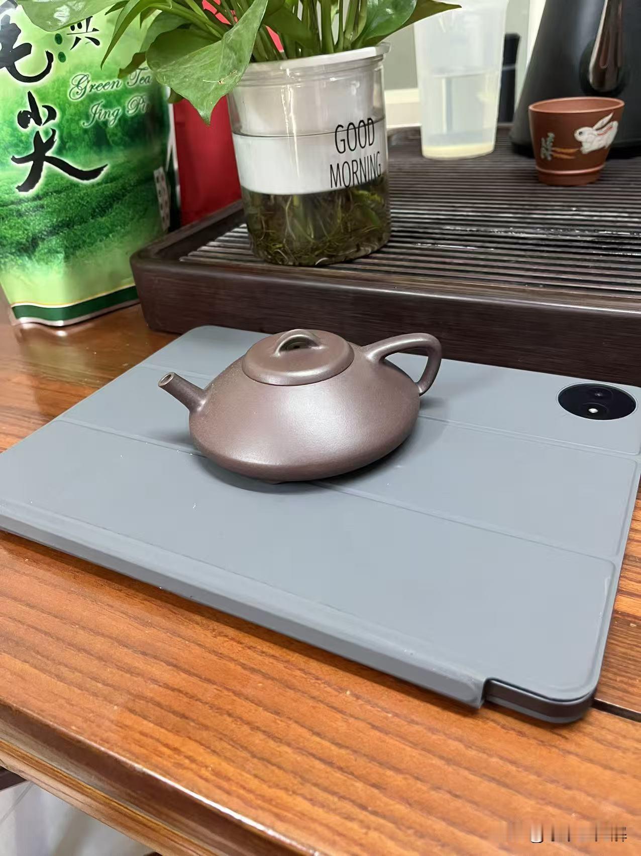 一把壶，一泡茶，我和老友的午后闲谈“哎，怎么今儿想起用这把老紫砂了？”老周接过
