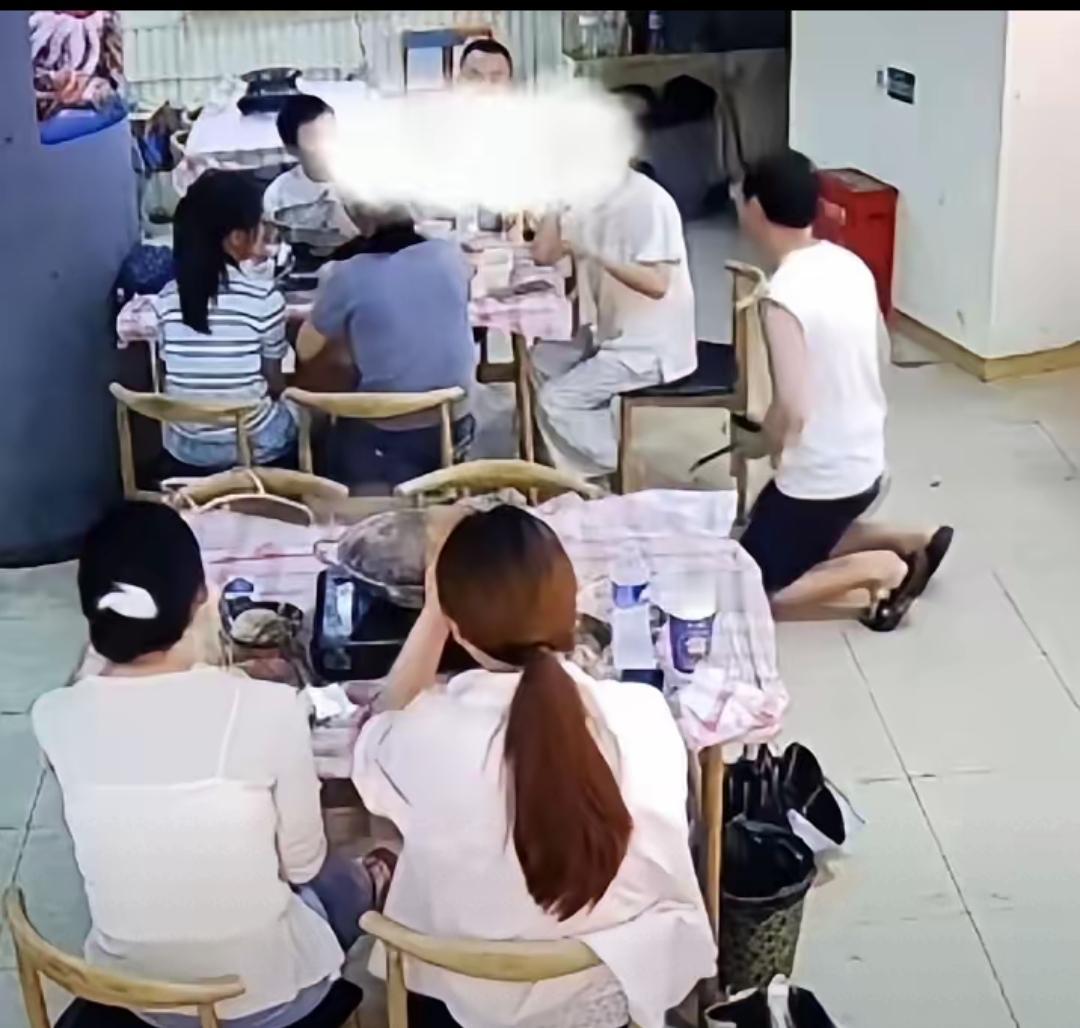 武汉老板当众下跪：最廉价的自私，都留给了孩子看！真的特别心酸，武汉这位火锅