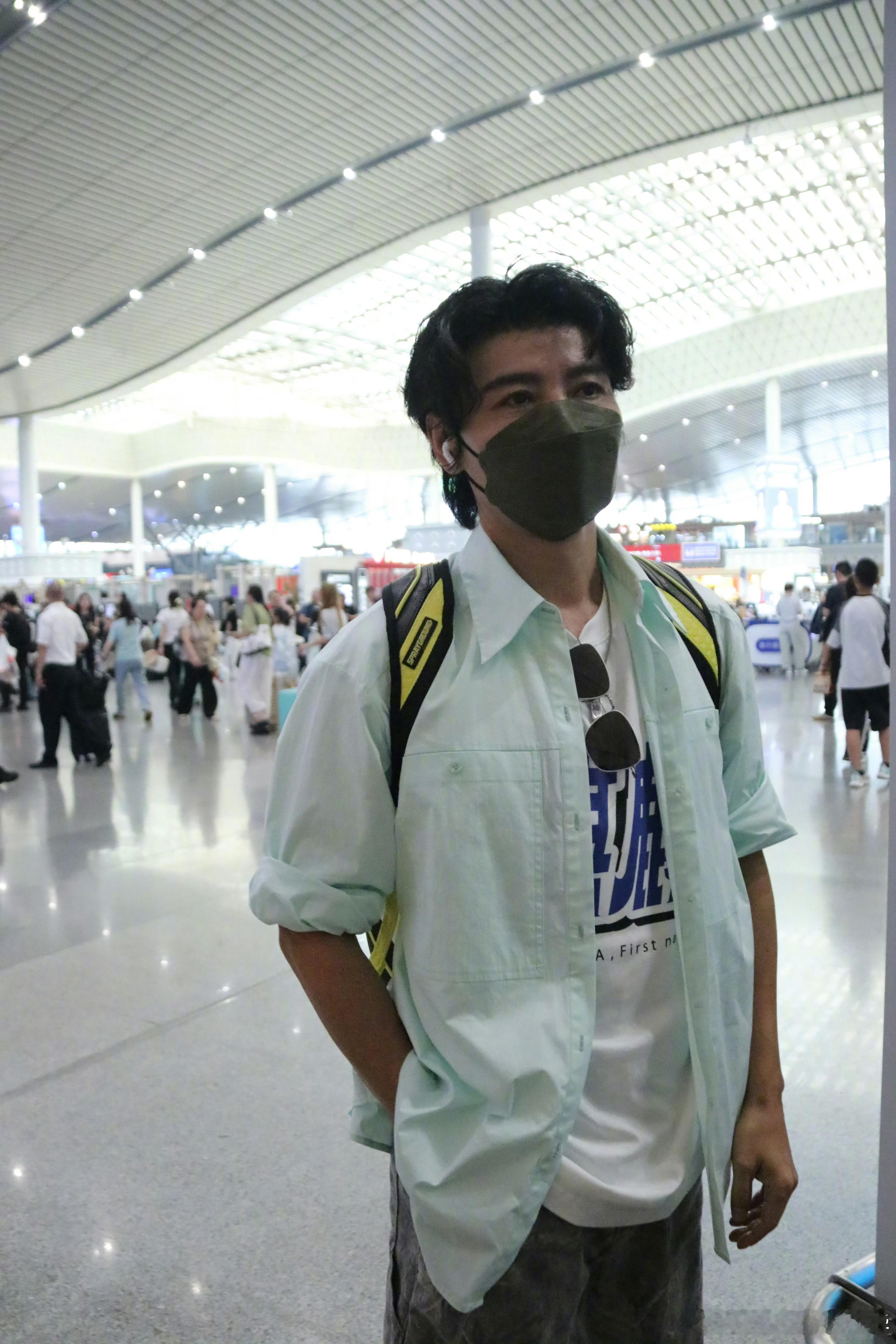 张晋李承铉胡夏都穿了早安送的衣服细节控爱了！早安连“队服”都安排上，是想带着哥
