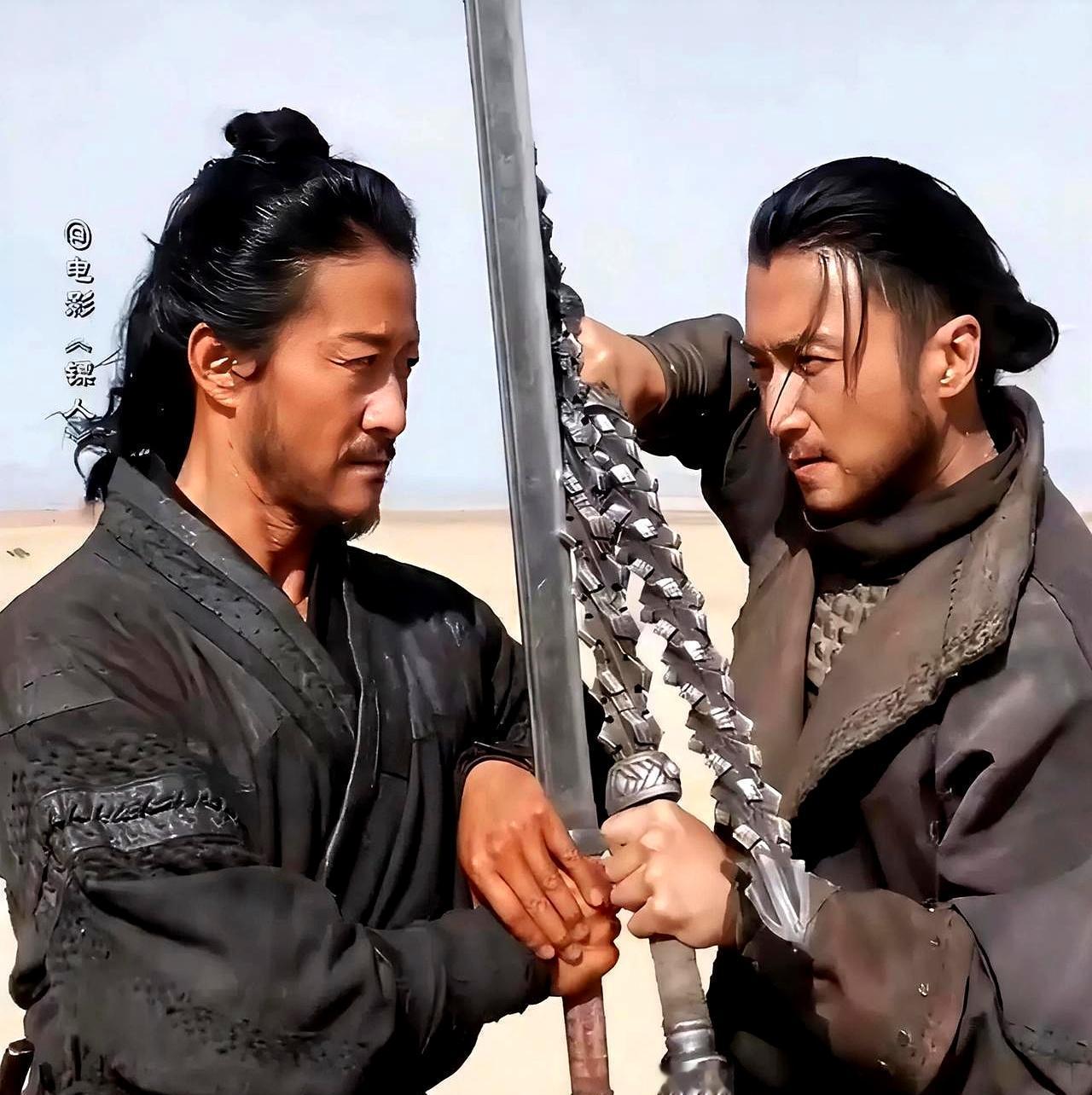 凌晨三点的电影票。卖光了。不是玩笑。院线朋友刚甩来排片表：春节前三天的黄金