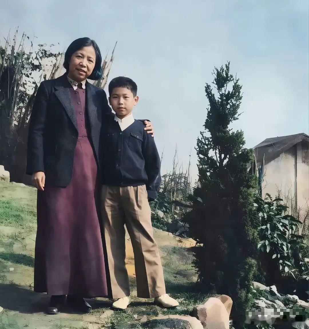 这是一张拍摄于上个世纪40年代的珍贵老照片。你知道这照片中形同母子的俩人是谁吗？