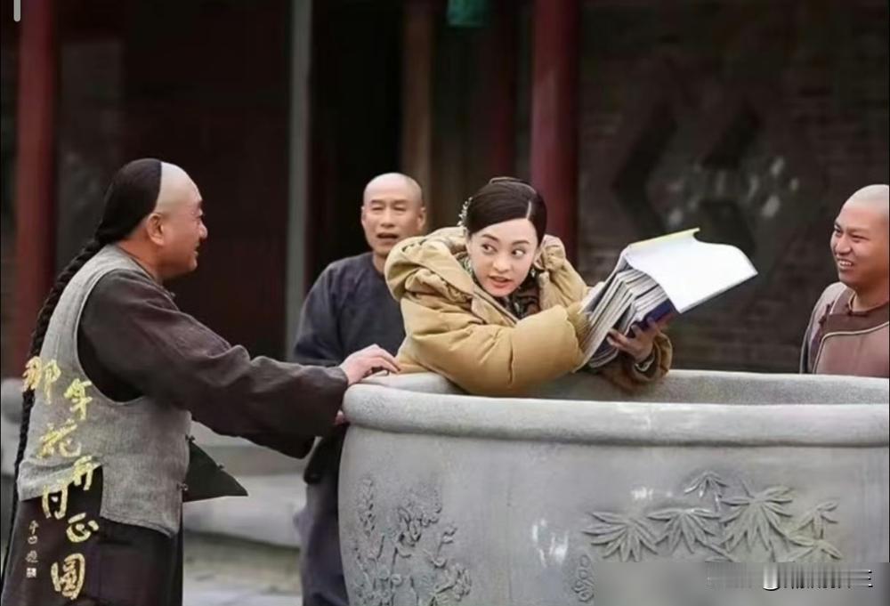 孙俪那件穿了15年的羽绒服，才是内娱真正的顶流硬通货吧？拿着一部剧几千万的片