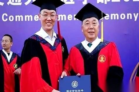 一张藤校博士的简历，旁边，是一份清北本博连读的。二十年前，前者根本不会和后者出