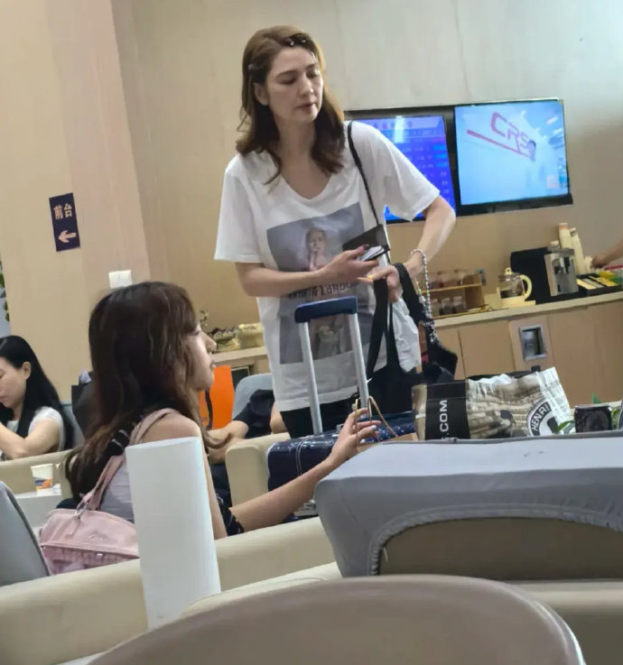 洪欣母女出行，同框似姐妹，11岁张晞彤身高优越，颜值相爸爸张丹峰！