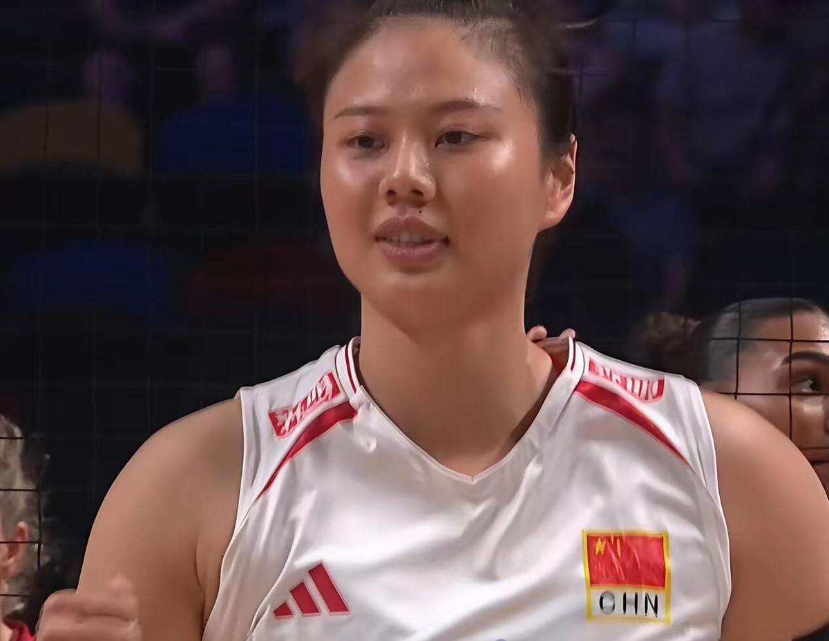 亚锦赛决赛，中国女排2:3输给泰国，五局鏖战，决胜局一度领先却被翻盘。泰国队全主力出战亚运会，跑动快