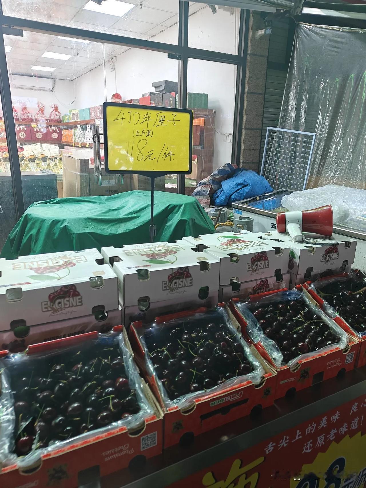 现在车厘子价格挺实惠了哦。最近发现卖车厘子店好多了，没走一会就看到有卖车厘子的