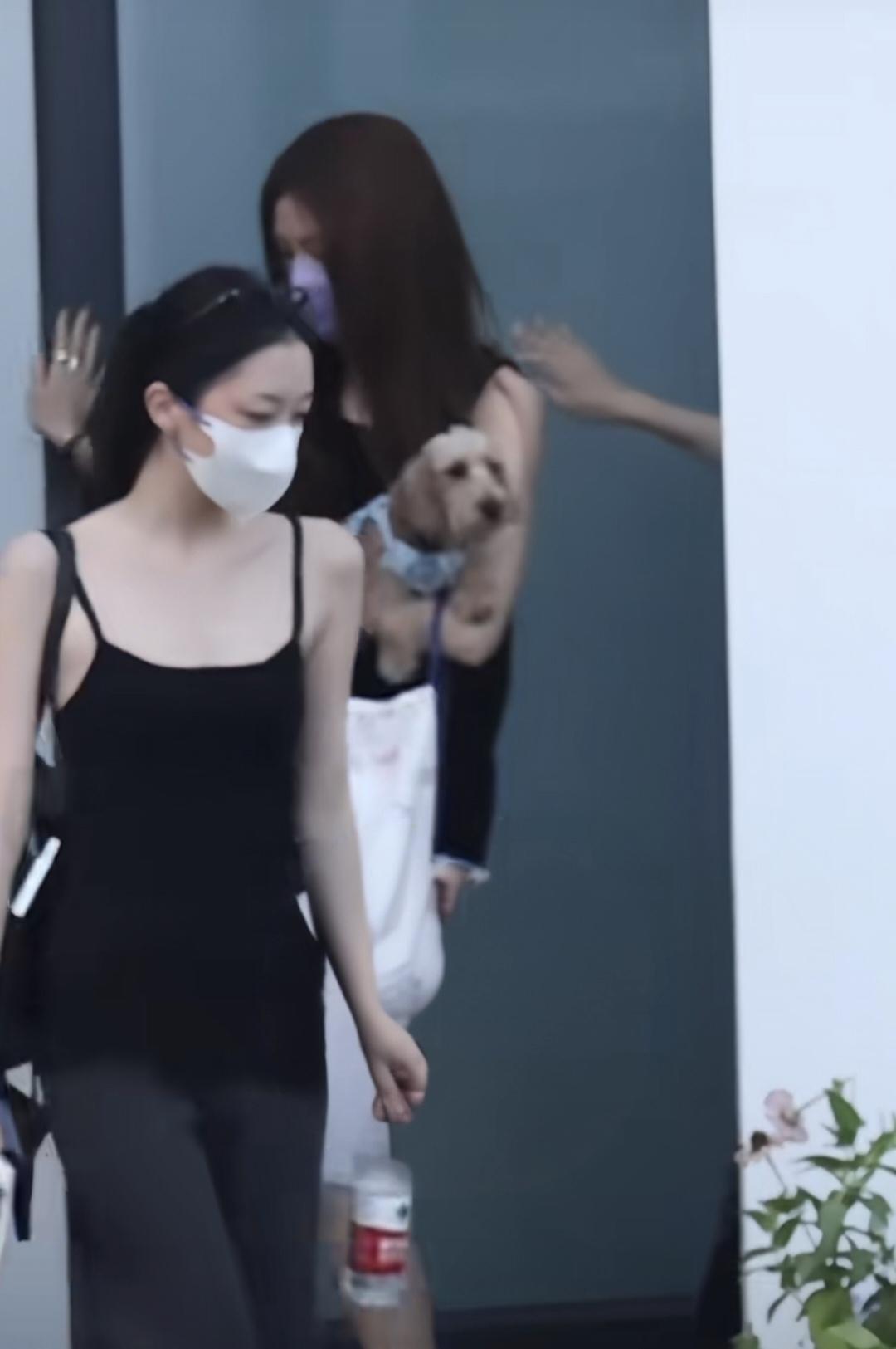 李嫣与姐姐窦靖童，好友宋妍霏从一别墅中出来！穿黑色吊带，戴黑框银镜的李嫣又