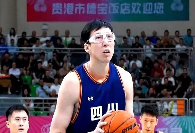 他没参加亚洲杯，却火得一塌糊涂，被迅速推上热搜。一是做解说嘉宾，满满的负能量。