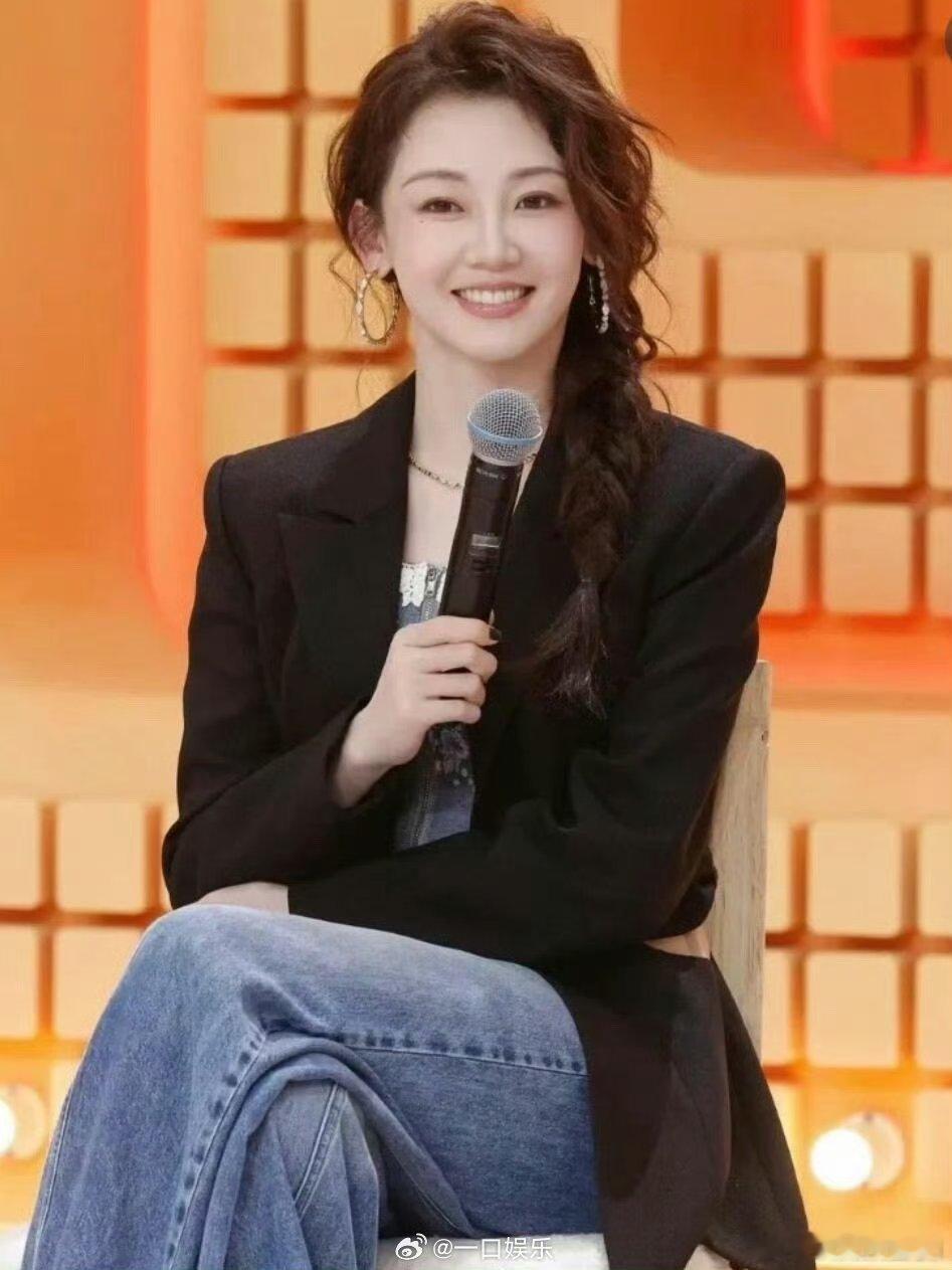 苗苗和年轻时候的徐帆好像呀，怪不得导演一眼相中她，眉眼之间真的很像，好温柔​