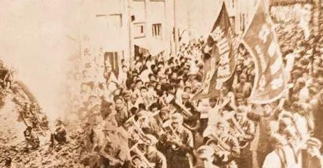 1949年4月中旬，就在四野大军结束休整开始南下时，领导班子却突然发生重大变化：