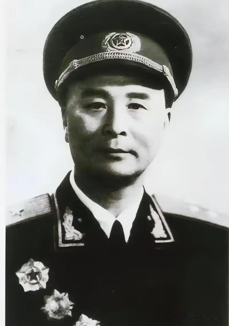 1936年，一位老大娘上山采野果。突然发现一大群苍蝇，在草丛上"嗡嗡嗡"盘旋，她