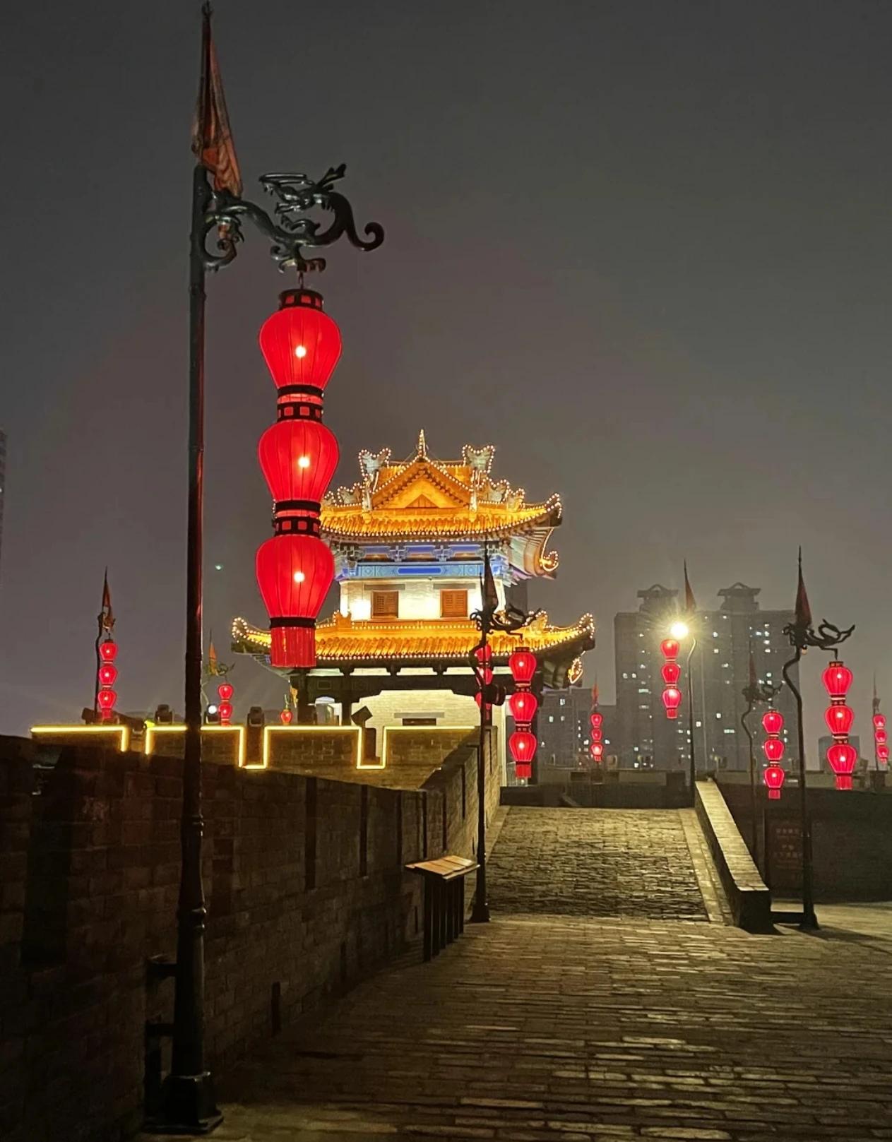 来西安？别再挤网红打卡点了！这份本地人整理的实用攻略，帮你避开人潮，吃爽玩