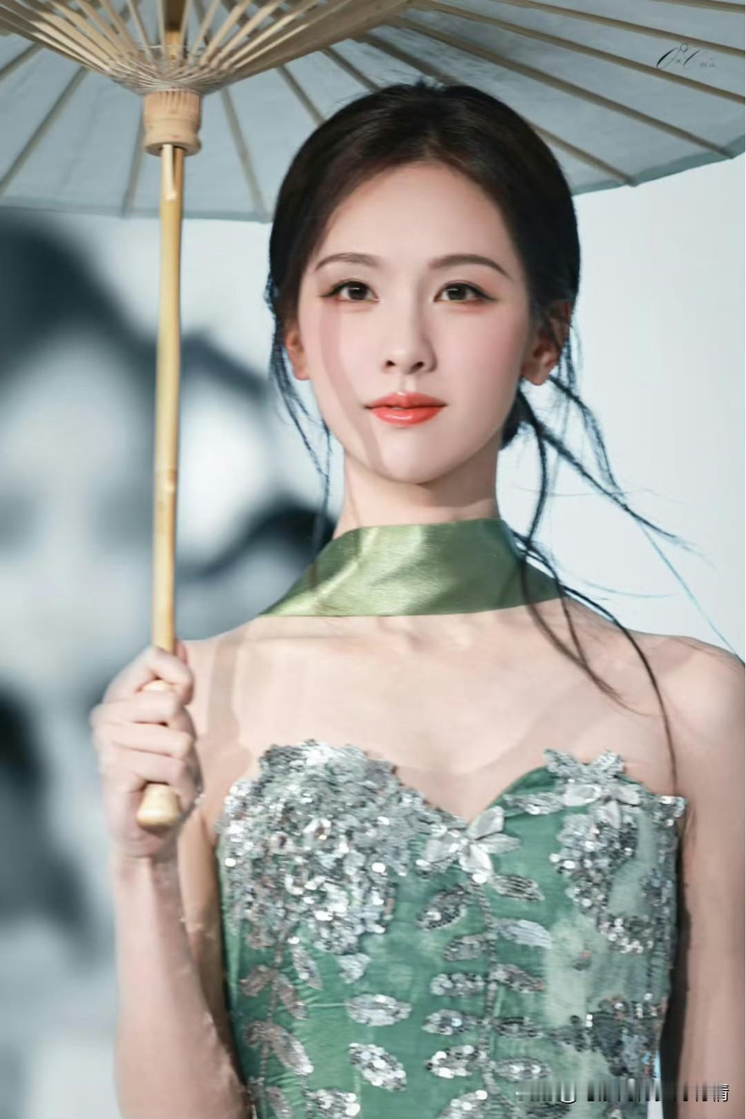 陈都灵今年的出圈造型一张比一张惊艳，中式绿裙的温婉、白裙的清丽、学院风的灵动，每