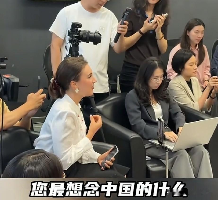 俄罗斯记者阿丽娜访谈赛考斯，她问，您在中国待了很长时间，您最想念中国的什么？您觉