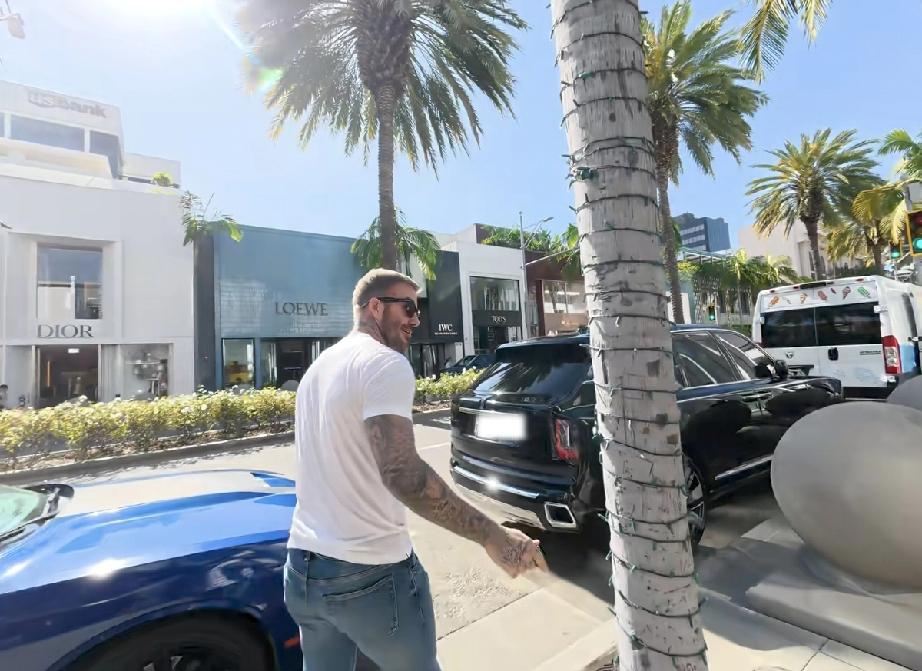 贝克汉姆在美国洛杉矶比弗利山庄被偶遇，他身材健硕，50岁了脸上的络腮胡特别多，看