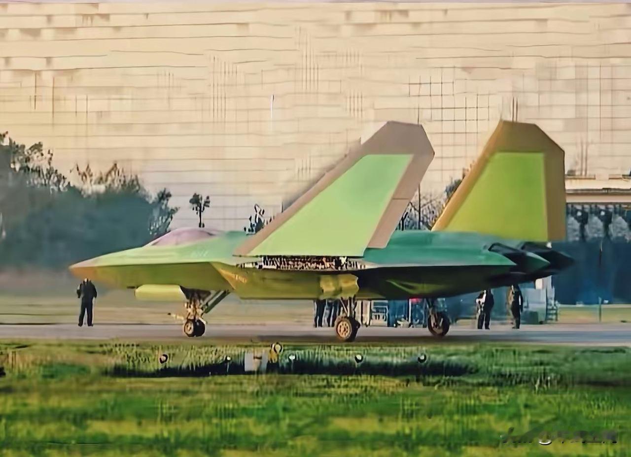 歼50黄皮机终于曝光，坐实正在研发。图片的曝光让人非常意外，这竟然是一架机翼可
