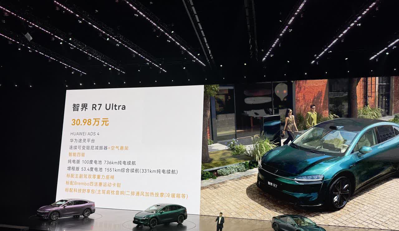 2026款智界R7上市，售价24.98万元-30.98万元。增程版车型搭载由1.