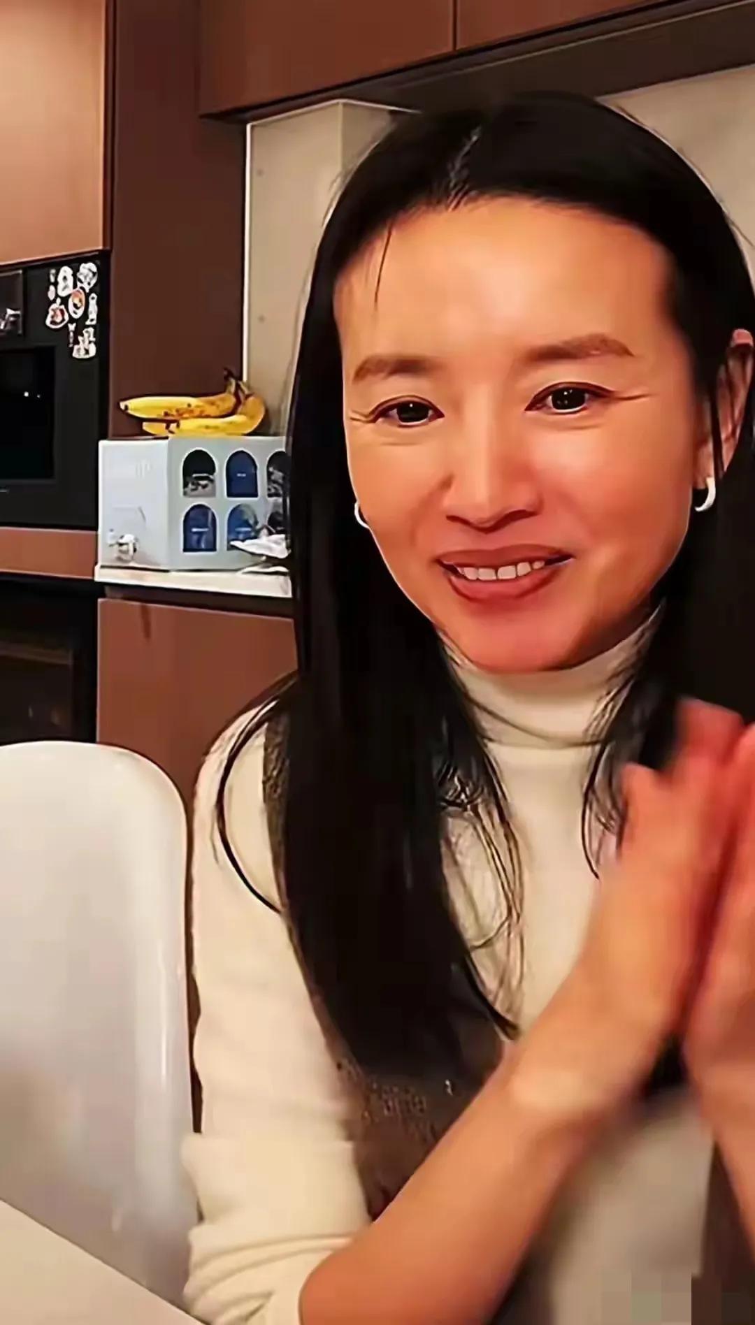 董洁直播间不小心关掉美颜的样子。有网友惊呼梦醒了。董洁好歹是八零后，虚岁也不